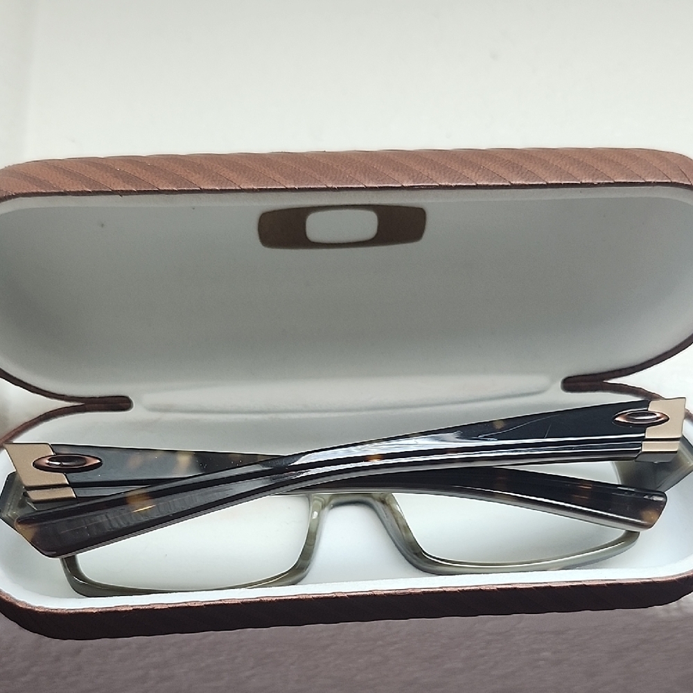 Tortoise Shell Oakley Glasses with Case